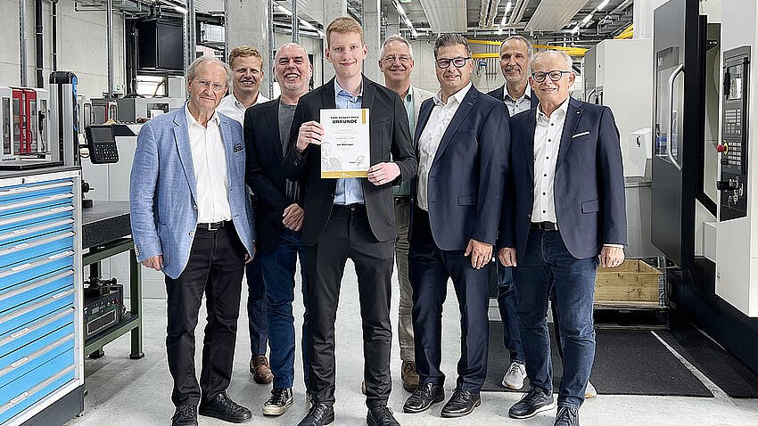 In der Maschinenhalle der Maschinenfabrik Alfing Kessler (MAFA) steht fröhlich lächelnd Jan Bolsinger, der frischgebackene Preisträger des 42. Karl-Kessler-Preises. Mit ihm freuen sich Manfred Grimminger, Peter Raubacher, Prof. Dr. Joachim Albrecht, Prof. Dr. Markus Merkel, Konrad Grimm, Prof. Dr. Volker Knoblauch sowie Peter-Hermann Fischer.
