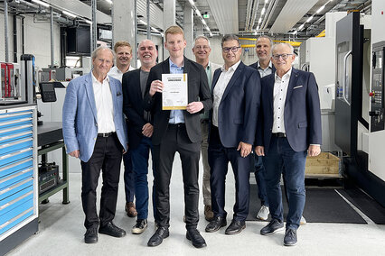 In der Maschinenhalle der Maschinenfabrik Alfing Kessler (MAFA) steht fröhlich lächelnd Jan Bolsinger, der frischgebackene Preisträger des 42. Karl-Kessler-Preises. Mit ihm freuen sich Manfred Grimminger, Peter Raubacher, Prof. Dr. Joachim Albrecht, Prof. Dr. Markus Merkel, Konrad Grimm, Prof. Dr. Volker Knoblauch sowie Peter-Hermann Fischer.