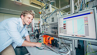 Ein Student arbeitet im Labor an einer Maschine