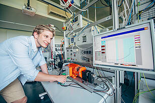 Ein Student arbeitet im Labor an einer Maschine