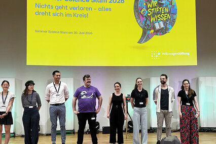 Beim Summer Science Slam der VolkswagenStiftung waren auch die beiden Doktorandinnen der Hochschule Aalen Sophie Dagenbach und Anna Lena Seibel (5. und 6. v.l.) am Start. Mit ihrem humorvollen Beitrag zur Recyclingfähigkeit alter Kunststoffrasenplätze gewann Anna Lena Seibel den dritten Platz.