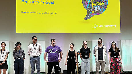 Beim Summer Science Slam der VolkswagenStiftung waren auch die beiden Doktorandinnen der Hochschule Aalen Sophie Dagenbach und Anna Lena Seibel (5. und 6. v.l.) am Start. Mit ihrem humorvollen Beitrag zur Recyclingfähigkeit alter Kunststoffrasenplätze gewann Anna Lena Seibel den dritten Platz.