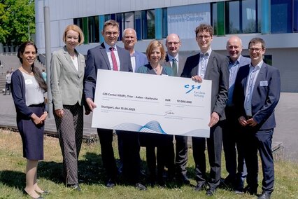 Bild zeigt Scheckübergabe bei der Eröffnung von KRAFt (v.l.n.r.): Prof. Dr. Iman Taha (Hochschule Aalen), Prof. Dr. Dorit Schumann (Präsidentin der Hochschule Trier), Prof. Dr. Michael Wahl (Hochschule Trier, Umwelt-Campus Birkenfeld), Prof. Dr. Joachim Knebel (Bereichsleiter Maschinenbau und Elektrotechnik am Karlsruher Institut für Technologie (KIT)), Dr. Karla Hillerich (Carl-Zeiss-Stiftung (CZS)), Prof. Dr. Henrik te Heesen (Vizepräsident der Hochschule Trier), Prof. Dr. Frederik Zanger (KIT), Prof. Dr. Harald Riegel (Rektor Hochschule Aalen), Matthias Stolzenburg (CZS)