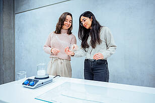 Studierende aus dem Masterstudiengang Polymer Technology führen gemeinsam einen Versuch durch