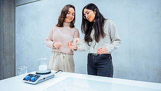 Studierende aus dem Masterstudiengang Polymer Technology führen gemeinsam einen Versuch durch