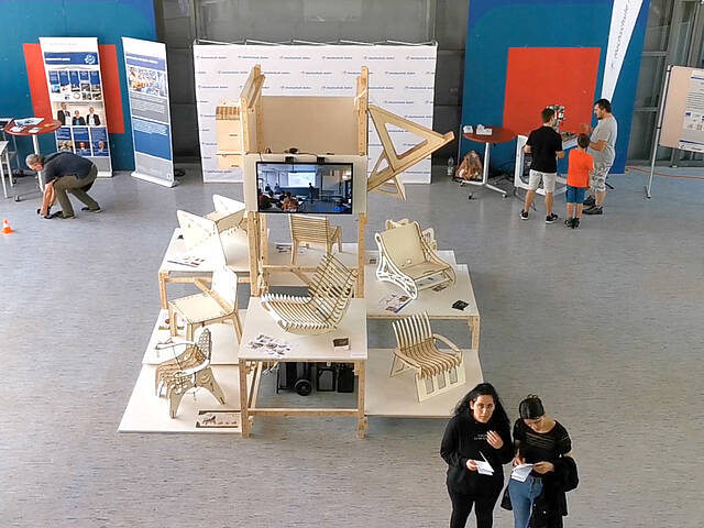 Das im Makerspace produzierte Ausstellungssystem, aufgebaut im Forum der Beethovenstraße 1 Das im Makerspace produzierte Ausstellungssystem, aufgebaut im Forum der Beethovenstraße 1