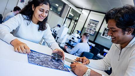 Zwei indische Studierende forschen am IMFAA