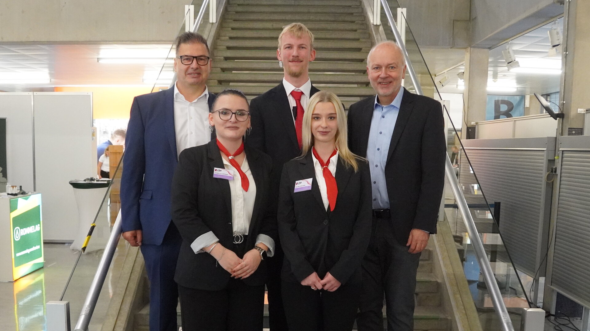 Die Preistragenden werden von Rektor und Vorsitzendem des Fördervereins geehrt.