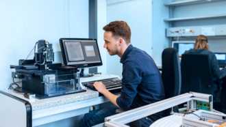 Ein Student des Masterstudiengangs Advanced Systems Design bei der Arbeit am PC