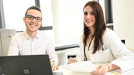 Zwei Studierende aus dem Bachelorstudiengang Digital Health Management arbeiten am Laptop.