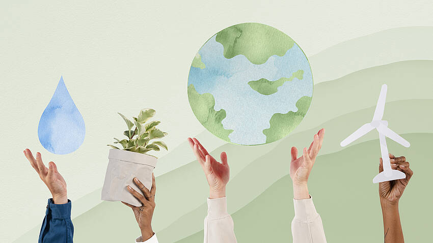 Eine Hand hält einen Topf mit einer Pflanze, während andere Hände Wasser und die Erde präsentieren.