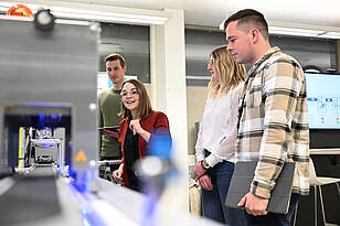 Arbeiten an einer Maschine im Bachelorstudiengang Wirtschaftsingenieurwesen