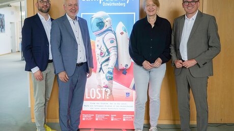 Auf dem Foto sieht man von links nach rechts Prof. Dr. Kim-Patrick Sabla-Dimitrov von der PH Schwäbisch Gmünd, Prof. Dr. Harald Riegel von der Hochschule Aalen, Prof. Maren Schmohl von der HfG Schwäbisch Gmünd und Landrat Dr. Joachim Bläse. Sie alle strahlen in die Kamera und freuen sich sichtlich über die Campus Days Ostwürttemberg, die wieder in den Herbstferien stattfinden.