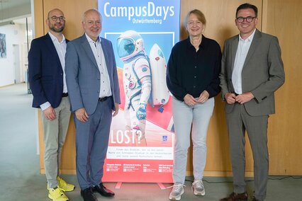 Auf dem Foto sieht man von links nach rechts Prof. Dr. Kim-Patrick Sabla-Dimitrov von der PH Schwäbisch Gmünd, Prof. Dr. Harald Riegel von der Hochschule Aalen, Prof. Maren Schmohl von der HfG Schwäbisch Gmünd und Landrat Dr. Joachim Bläse. Sie alle strahlen in die Kamera und freuen sich sichtlich über die Campus Days Ostwürttemberg, die wieder in den Herbstferien stattfinden.