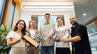 Studierende aus dem Studiengang Materialien für Nachhaltigkeit zeigen ihre Projekte