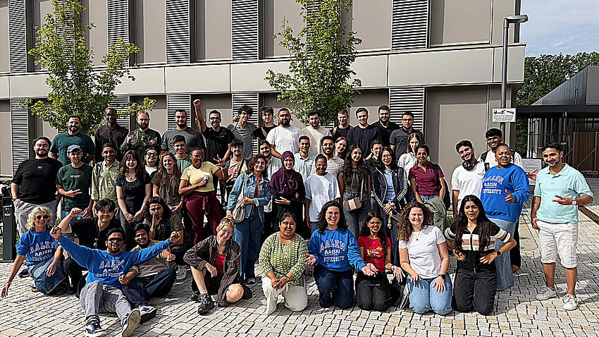 Gemeinsamer Auftakt fürs Studium und den Campusalltag an der Hochschule Aalen: Vor dem WIN-Gebäude stehen und sitzen die neuen internationalen Studierenden mit dem Team des International Center und schauen fröhlich in die Kamera. Alle freuen sich über den gemeinsamen Auftakt fürs Studium und den Campusalltag an der Hochschule Aalen.