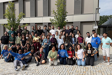 Gemeinsamer Auftakt fürs Studium und den Campusalltag an der Hochschule Aalen: Vor dem WIN-Gebäude stehen und sitzen die neuen internationalen Studierenden mit dem Team des International Center und schauen fröhlich in die Kamera. Alle freuen sich über den gemeinsamen Auftakt fürs Studium und den Campusalltag an der Hochschule Aalen.