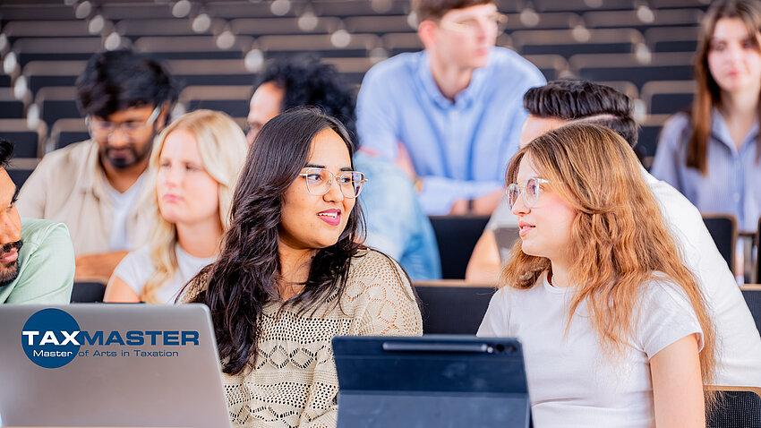 Zwei Studentinnen sitzen im Vorlesungssaal Audimax