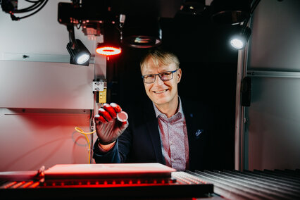 Portrait von Prof. Thomas Schwarzbäck im LaserApplikationsZentrum (LAZ).