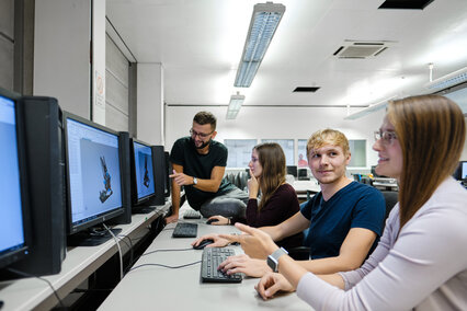 Studierende vor Bildschirmen