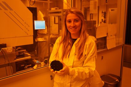 Im Reinraumlabor der Hochschule Aalen ist Selina Burkert tätig. Dort kommt spezielles Gelblicht zum Einsatz, das gefiltert wird, um zu vermeiden, dass empfindliche Materialien durch UV-Licht unbeabsichtigt vorzeitig aushärten.