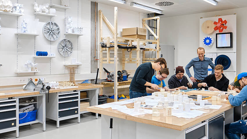 Eine Gruppe von Studierenden arbeitet im Makerspace Eine Gruppe von Studierenden arbeitet im Makerspace