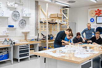 Eine Gruppe von Studierenden arbeitet im Makerspace