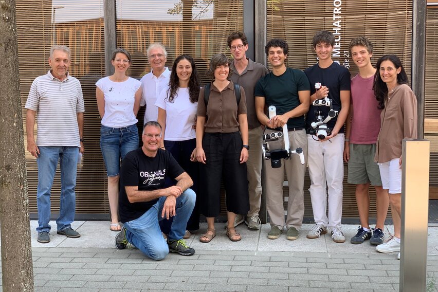 Besuch aus Italien: Studentin Elena und ihre Familie stellen Start-up für dentale Mikroskope vor