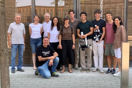 Besuch aus Italien: Studentin Elena und ihre Familie stellen Start-up für dentale Mikroskope vor