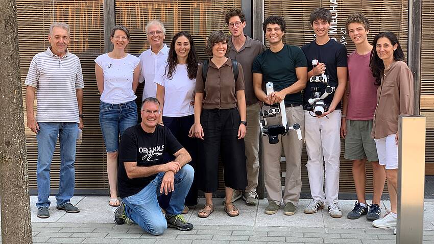 Besuch aus Italien: Studentin Elena und ihre Familie stellen Start-up für dentale Mikroskope vor