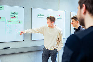 Studierende aus dem Masterstudiengang Technologiemanagement besprechen Prozessanalysen