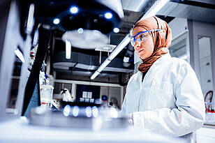 Eine Studentin aus dem Masterstudiengang Angewandte Oberflächen und Materialwissenschaften arbeitet im Labor