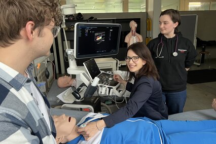 „Eine Operation ist eigentlich wie Tanzen“ – Prof. Dr. Sarah Gentner-Röhrer erhält Lehrpreis