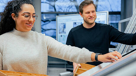 titelbild_maschinenbau_produktion_und_management Studierende aus dem Bachelorstudiengang Maschinenbau / Produktion und Management arbeiten an einem Projekt