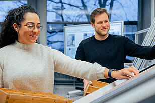 Studierende aus dem Bachelorstudiengang Maschinenbau / Produktion und Management arbeiten an einem Projekt