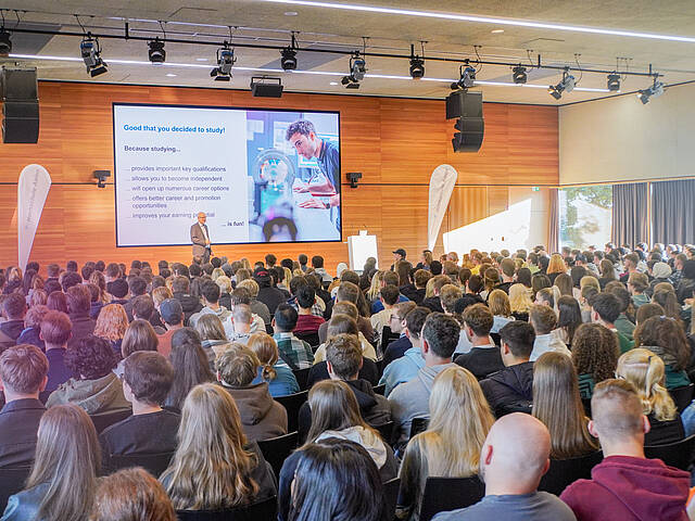 Volle Aula am Welcome Day der Hochschule Aalen