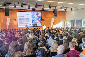 Volle Aula am Welcome Day der Hochschule Aalen