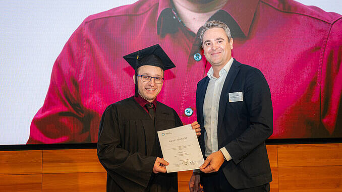Simon Bauer als bester berufsbegleitender Bachelor-Absolvent geehrt