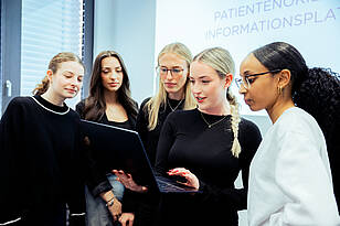 Besprechung zwischen Studierenden aus dem Masterstudiengang Gesundheitsmanagement