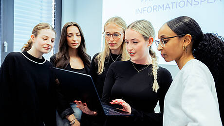 Besprechung zwischen Studierenden aus dem Masterstudiengang Gesundheitsmanagement