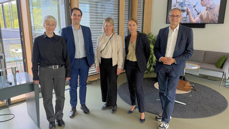 Auf dem Foto sieht man Prof. Dr. Dagmar Goll (Hochschule Aalen), Dr. David Schuller (ZF Friedrichshafen AG), Dr. Katrin Witten (Projektträger Jülich (PtJ)), Dr. Rosita Cottone (BMFTR) und Prof. Dr. Gerhard Schneider. Sie haben sich an der Hochschule Aalen zum Austausch über die Zukunft der Magnetforschung getroffen.