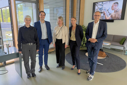 Auf dem Foto sieht man Prof. Dr. Dagmar Goll (Hochschule Aalen), Dr. David Schuller (ZF Friedrichshafen AG), Dr. Katrin Witten (Projektträger Jülich (PtJ)), Dr. Rosita Cottone (BMFTR) und Prof. Dr. Gerhard Schneider. Sie haben sich an der Hochschule Aalen zum Austausch über die Zukunft der Magnetforschung getroffen.