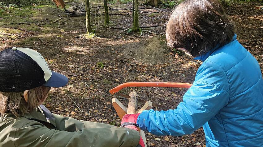 Kinder bauen eine Murmelbahn