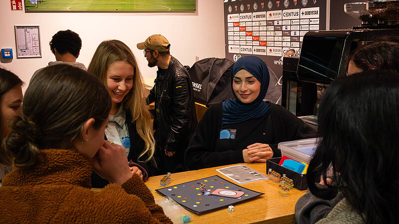 Studierende präsentieren ein selbst entwickeltes Wissensspiel aus dem Modul Requirements Engineering.