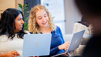 Besprechung von zwei Studentinnen aus dem Bachelorstudiengang Internationale Betriebswirtschaft 