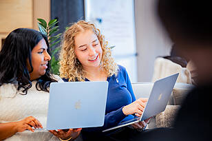 Besprechung von zwei Studentinnen aus dem Bachelorstudiengang Internationale Betriebswirtschaft 