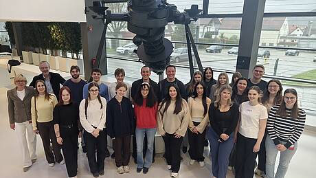 Foto: Studierende, Beschäftigte und Lehrende der Hochschule Aalen mit Vertretern von ZEISS bei der Veranstaltung (Quelle: ZEISS).