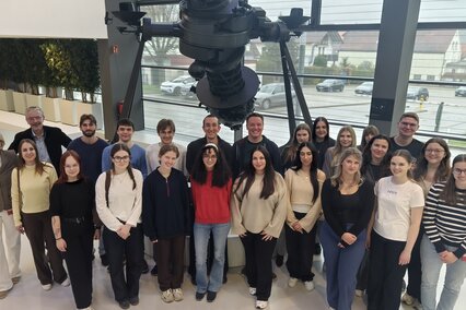 Foto: Studierende, Beschäftigte und Lehrende der Hochschule Aalen mit Vertretern von ZEISS bei der Veranstaltung (Quelle: ZEISS).