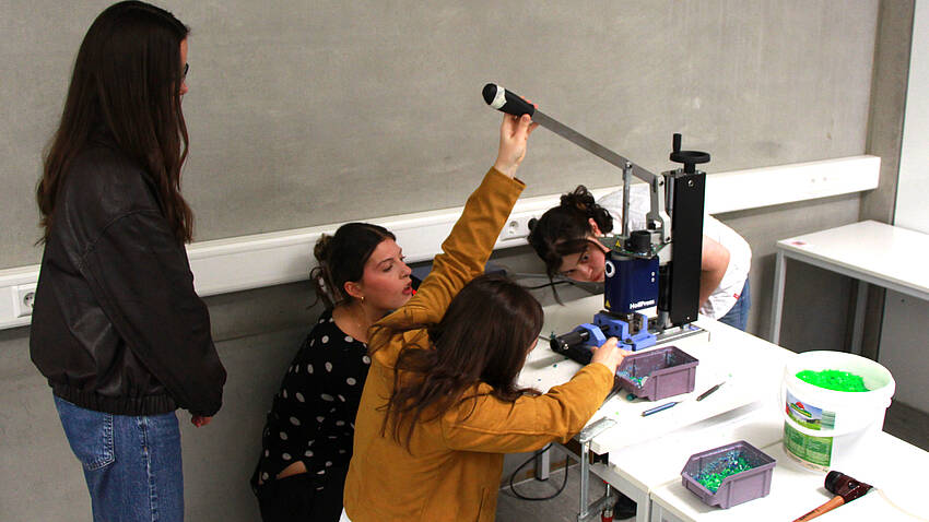 Using the so-called "Holimaker" system - a manual injection molding and recycling system - the students were able to experience for themselves how plastic waste is processed and reprocessed.