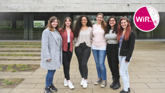 Abgebildet sind Teilnehmerinnen des WiR-Projekts sowie das Logo